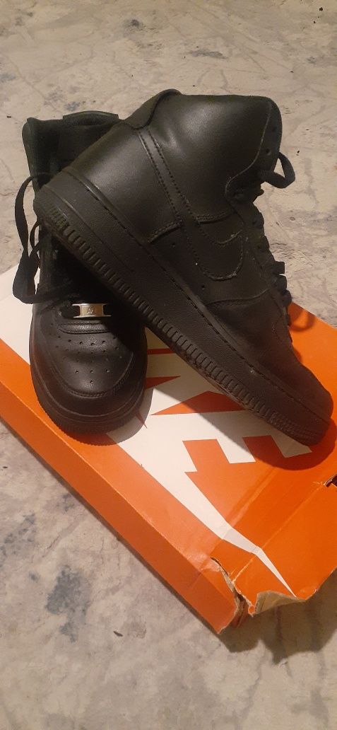 Обувь на мальчика 38-38,5 раз.Nike AIR