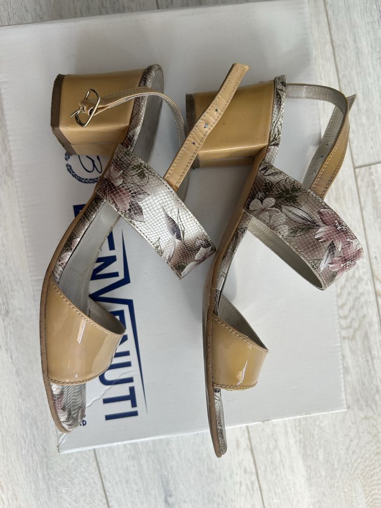 Sandale piele marimea 37 cu imprimeu floral, foarte comode