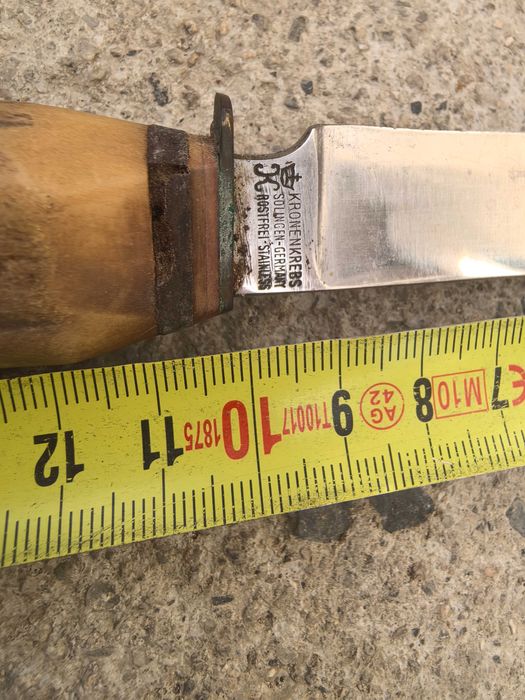 Продавам запазен античен нож Solingen в комплект с кожен калъф