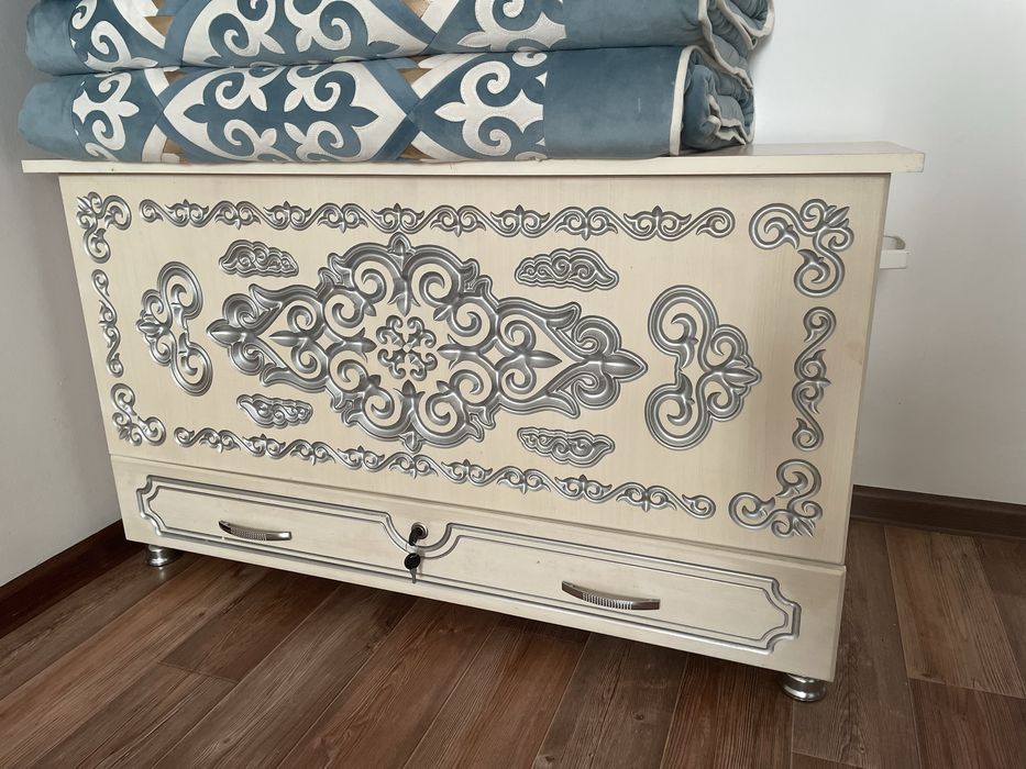 Продаётся сундук с национальным узором.