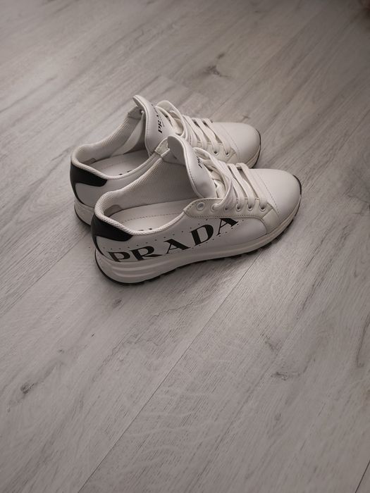 Vând adidași Prada