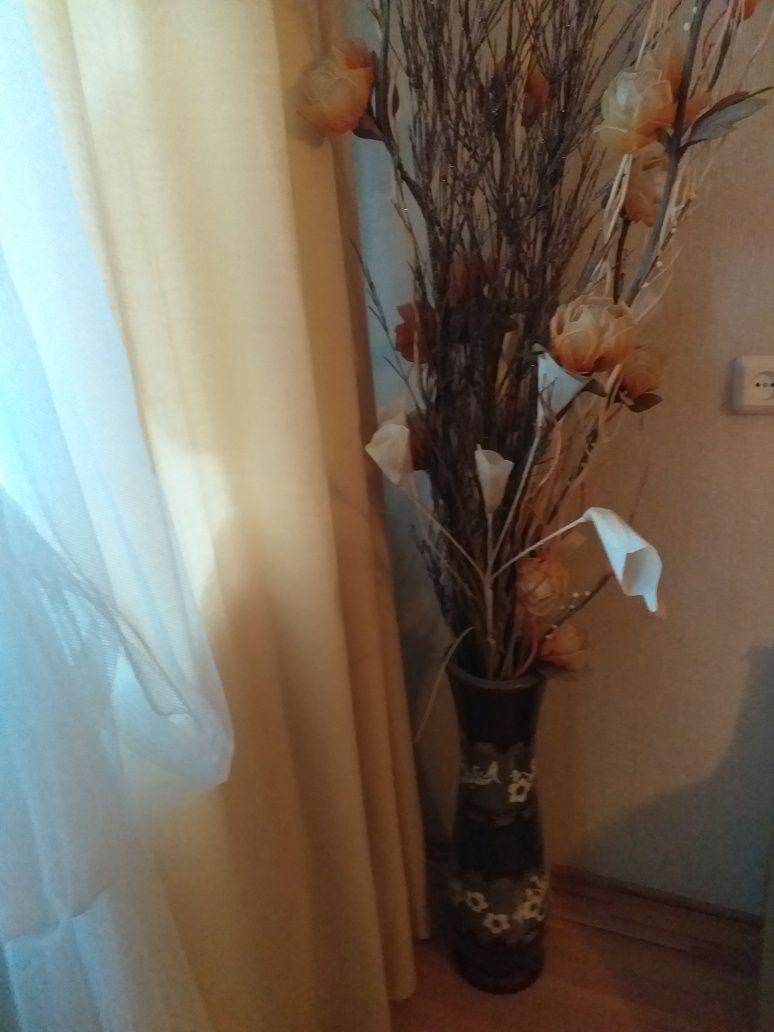 Продам вазу с цветами.