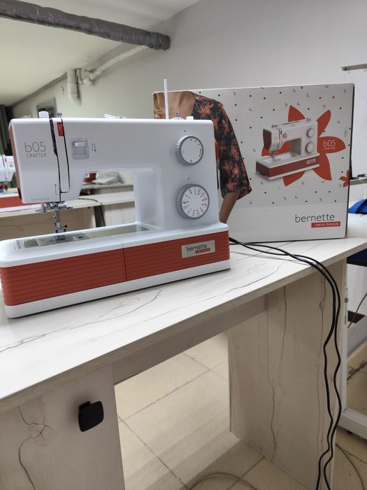 Продается швейные машинки bernette 05 crafter 4шт, и 4шт парты