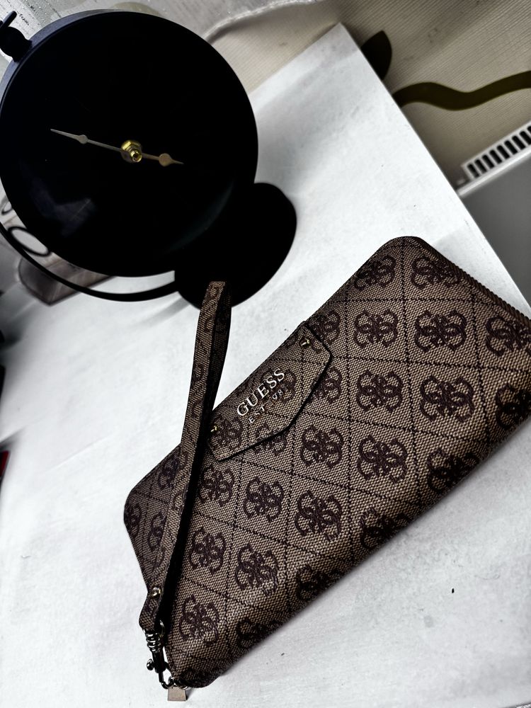 Guess портфейл в отлично състояние