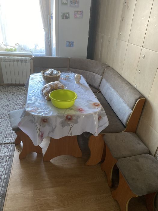 Угловой стол со стульями