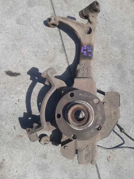 fuzeta dreapta fata audi a4 b5 1.6b 8d0407258