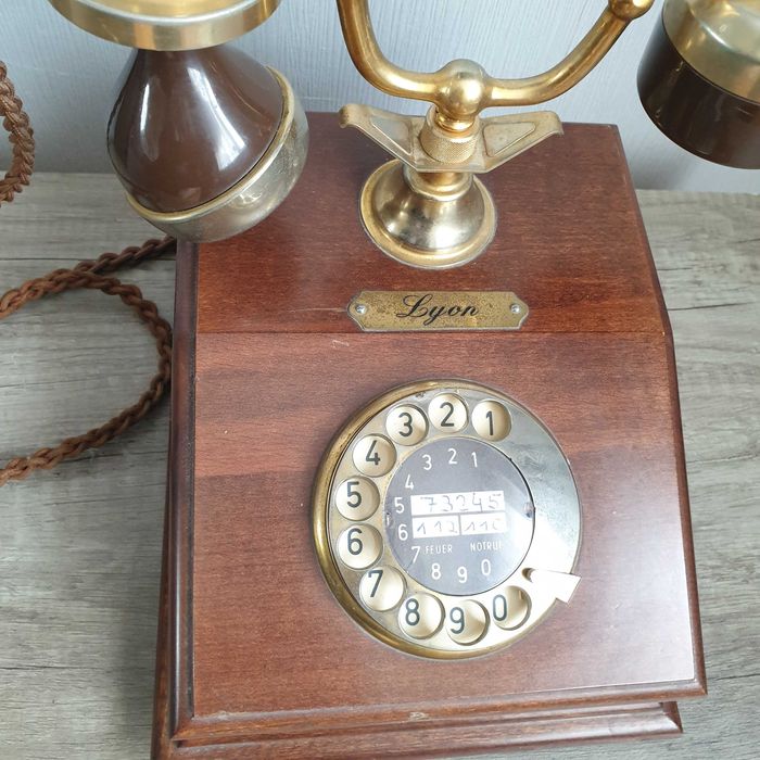 Стар дървен телефон марка "Лион"