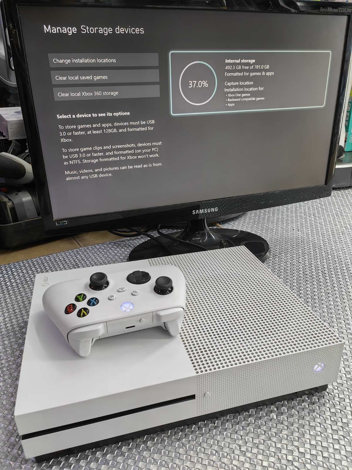 Xbox One S  с 1 TB,4 вградени игри,1 оригинал-400лв джойстик