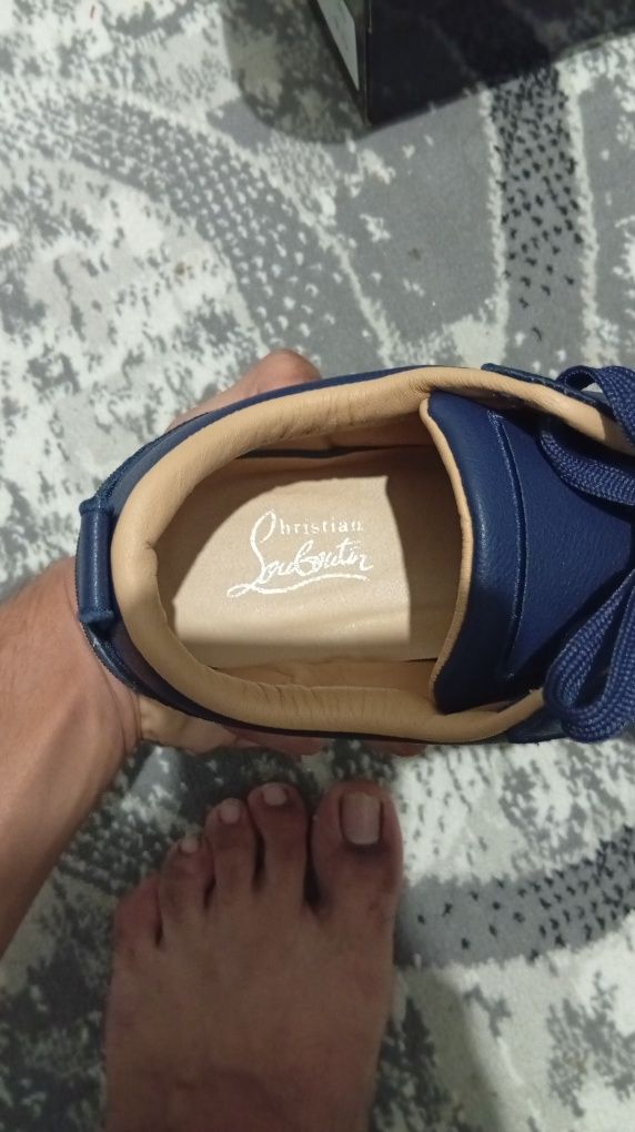 Louboutin sotiladi!
