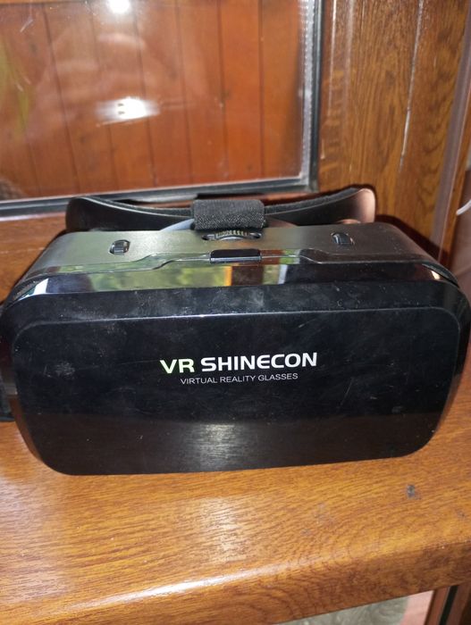 Продаются VR-очки.