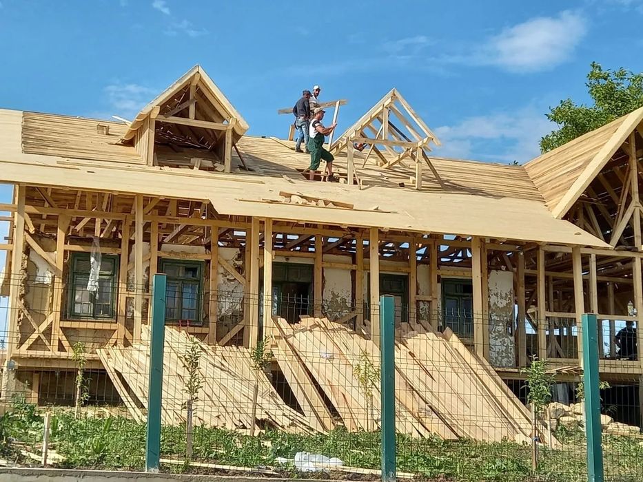 Suntem o firma dedicată construcției și renovării acoperișurilor. Echi