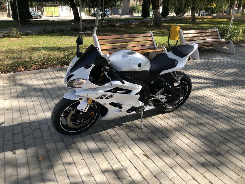 Yamaha R6  white speed