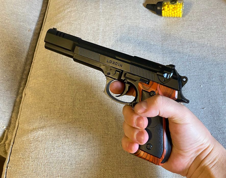 Pistol actionare arc incarcator bile si cutie transport