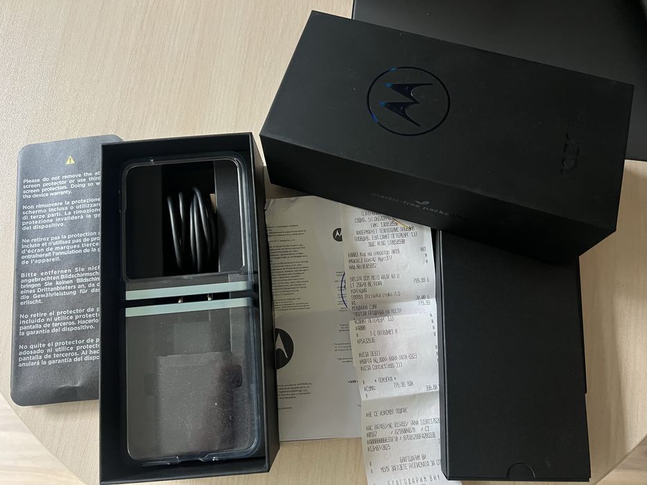 Продавам Motorola Razr 40 Ultra 256/8+4GB