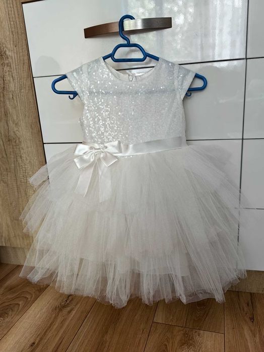 Официална детска рокля с къс ръкав в бяло на пластове с панделка 4г