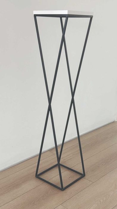 Модерна стойката за цветя или декорации.