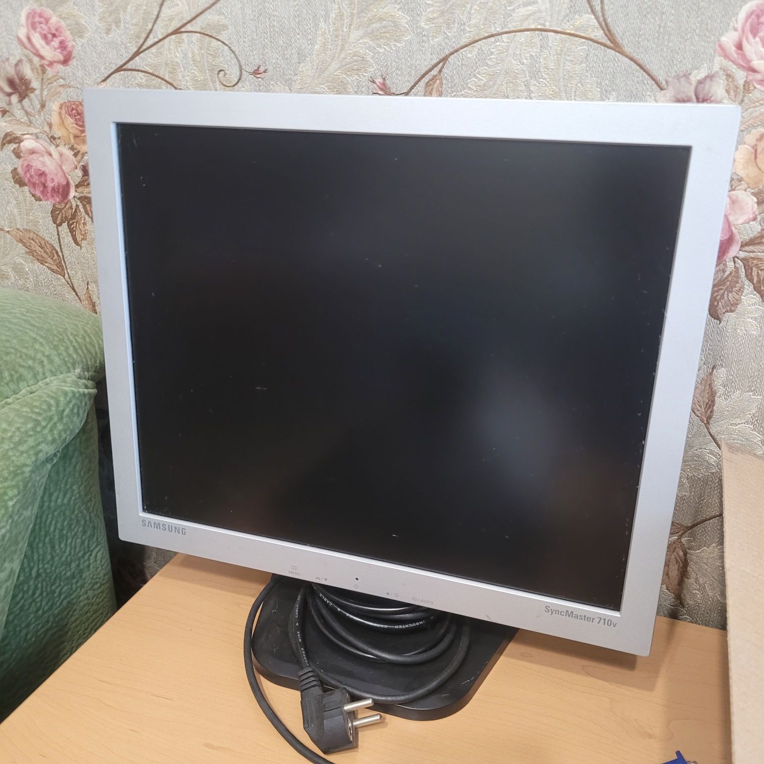 Монитор Samsung Syncmaster 710v