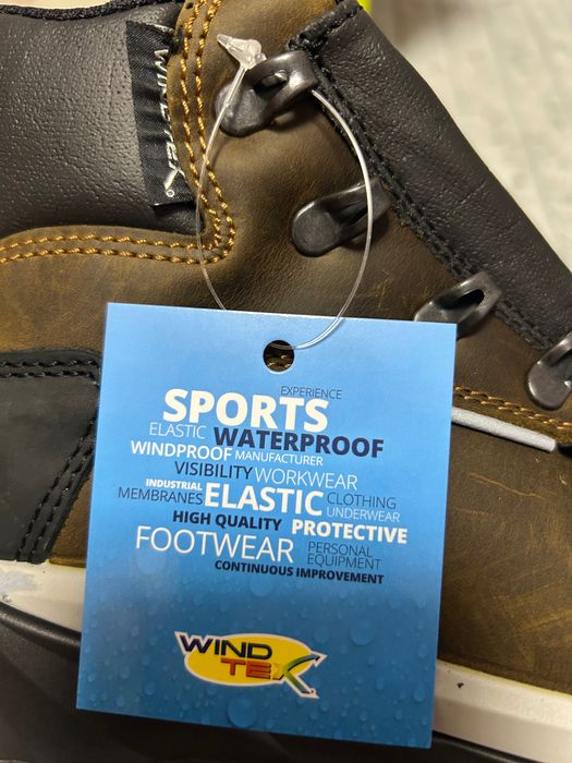 Чисто нови работни обувки