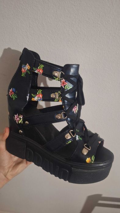 Сандали на платформи