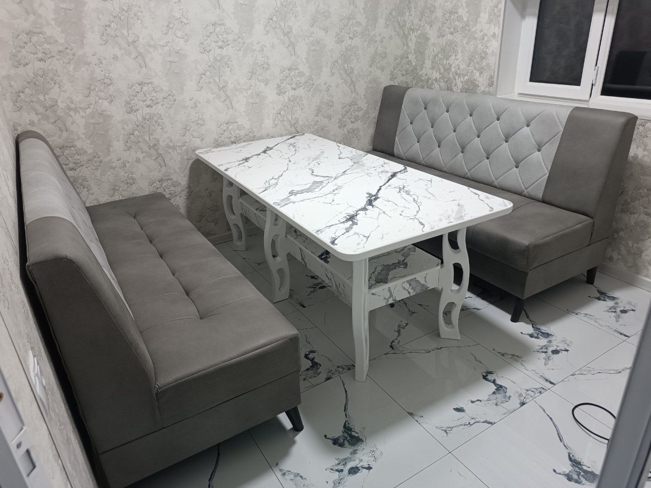 Kafe divan pleysteyshin