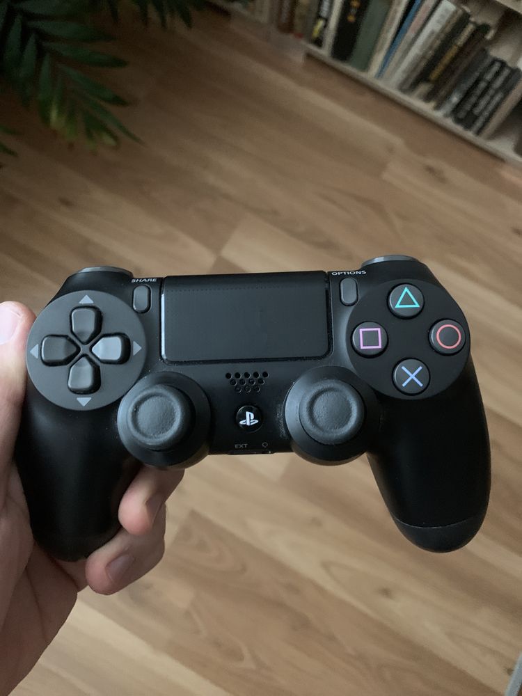 Перфектен PS4 slim с много игри и fortnite Playstation 4 плейстейшън 4