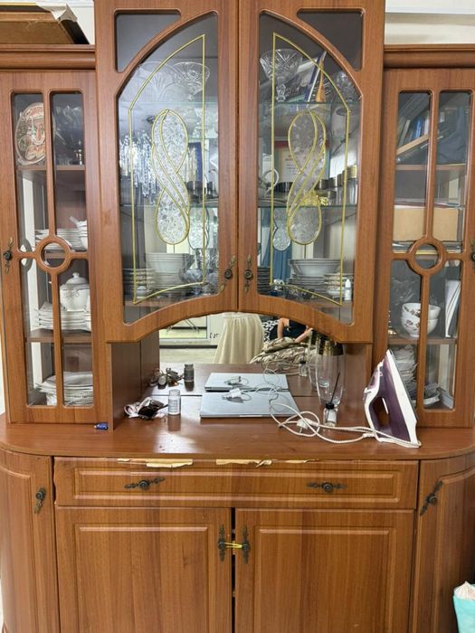 Продается стенка в гостиную.