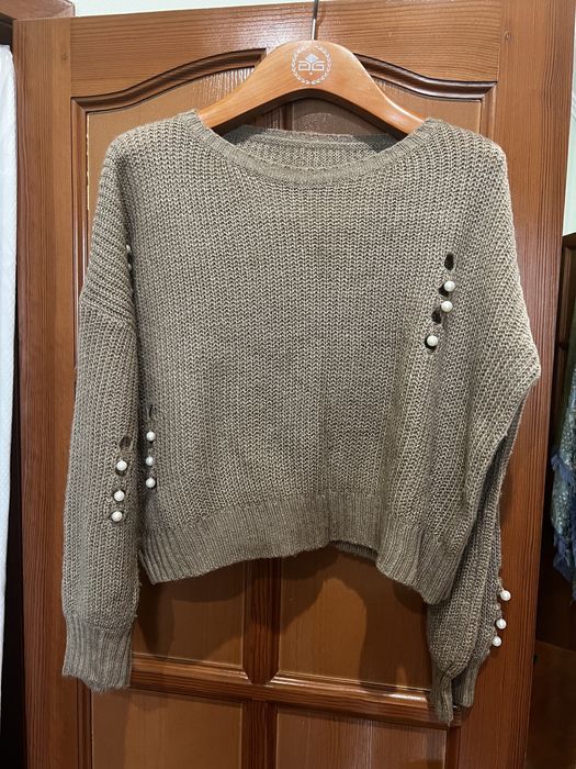 Продаи кофту новую вязанную с бусинками