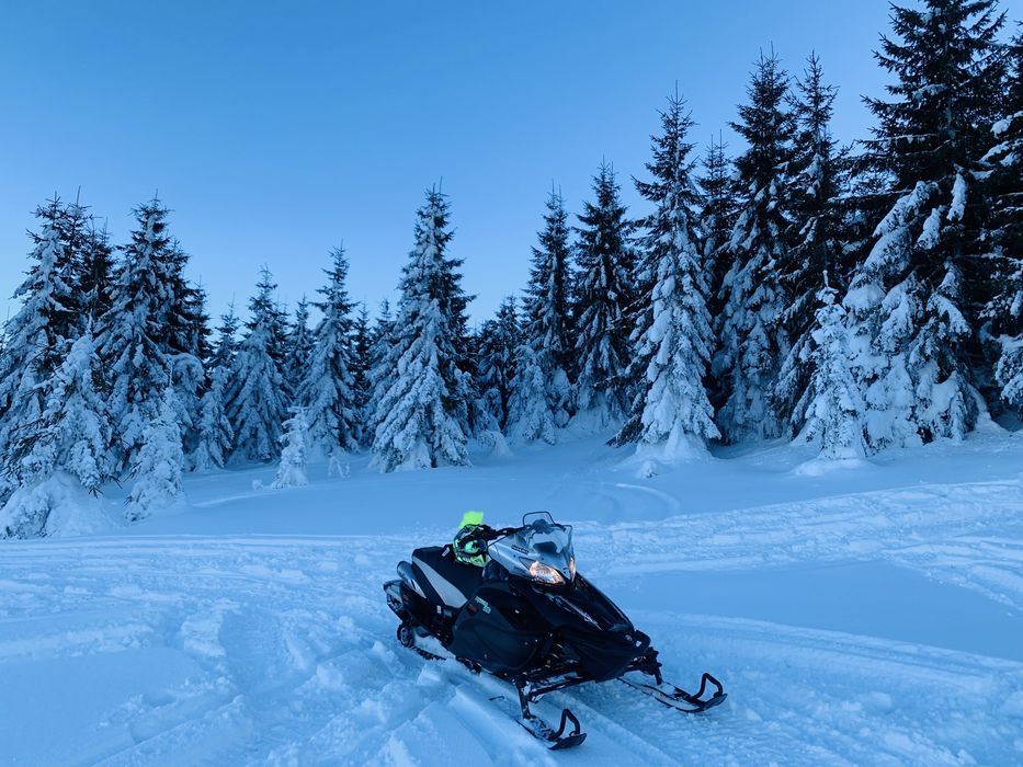 Caut pe cineva pentru aplicarea unui set de Stickere la un Snowmobil.