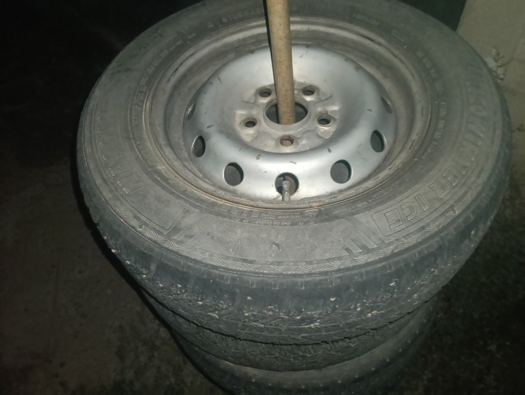 Продам зимние шины с дисками от старекс