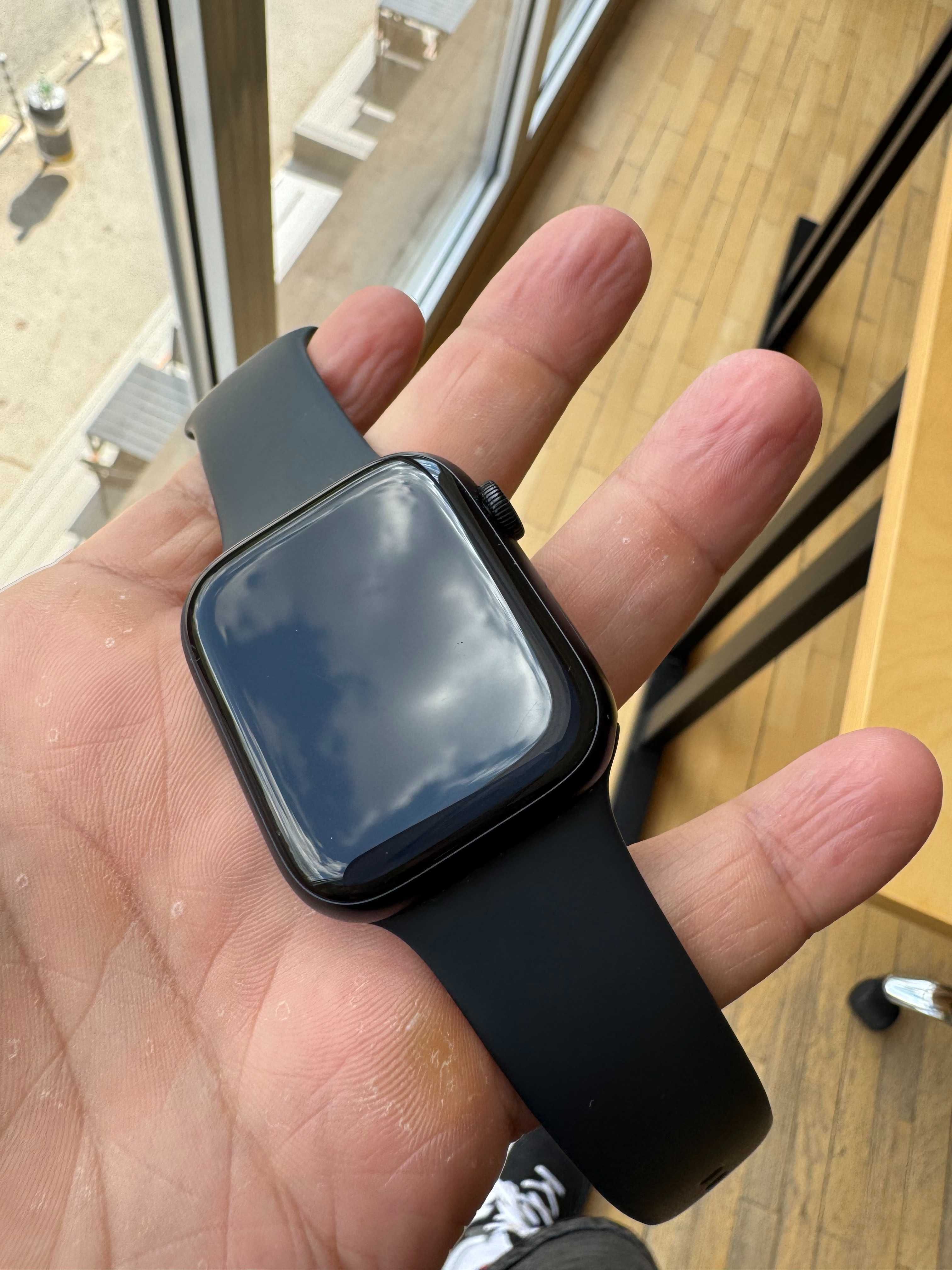 Продавам - Apple Watch Series 8 45mm Aluminum