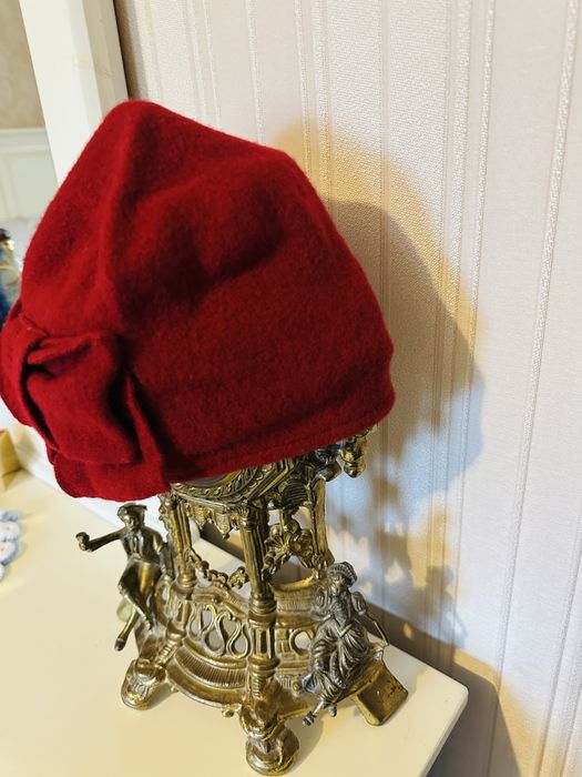 Palarie / caciula , eleganta cu fundita , din lana virgina , noua