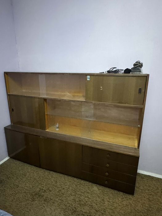 Салонен буфет със стакла и врати