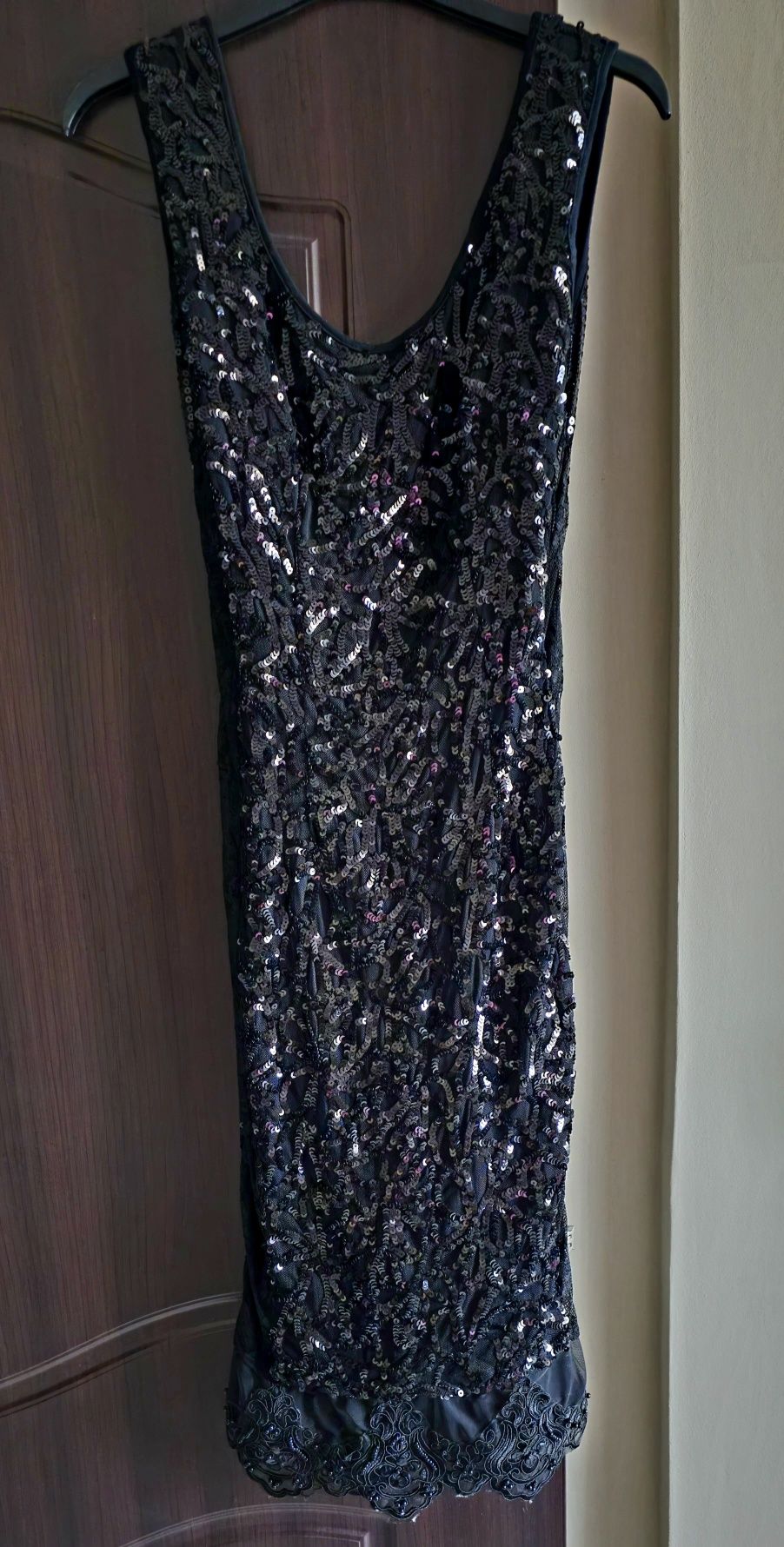 Rochie de seara neagra cu spatele go, paiete si dantela