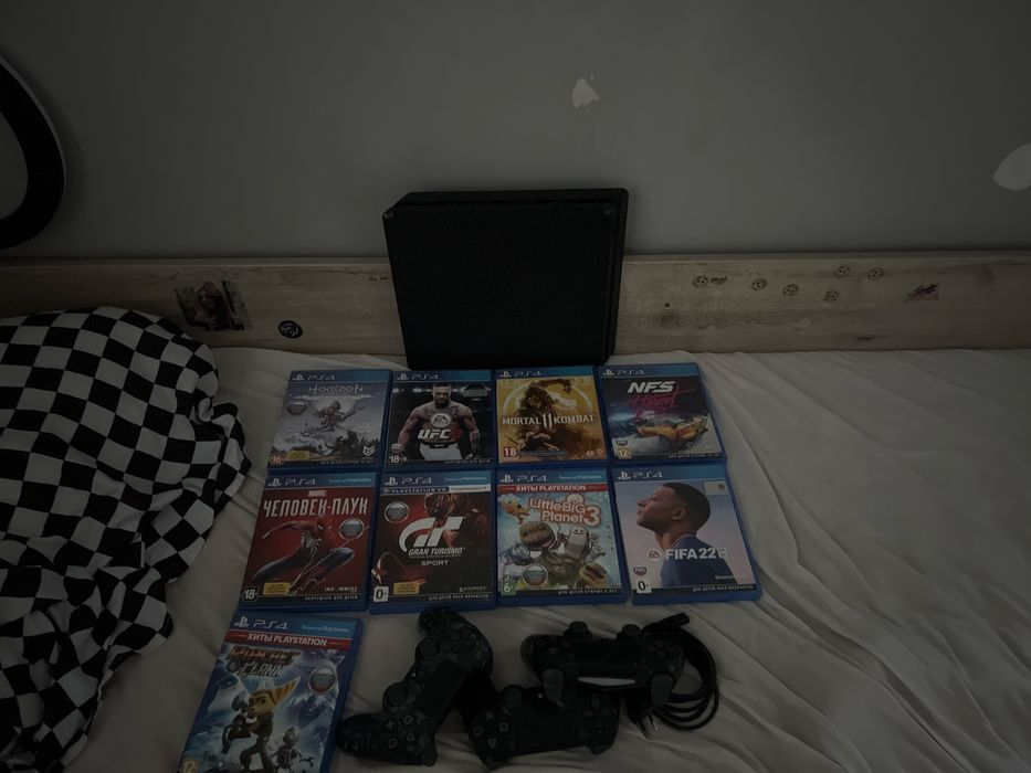 PS4 Slim 1TB — ИДЕАЛ! 3 джойстика, 9 игр, PlayStation Plus