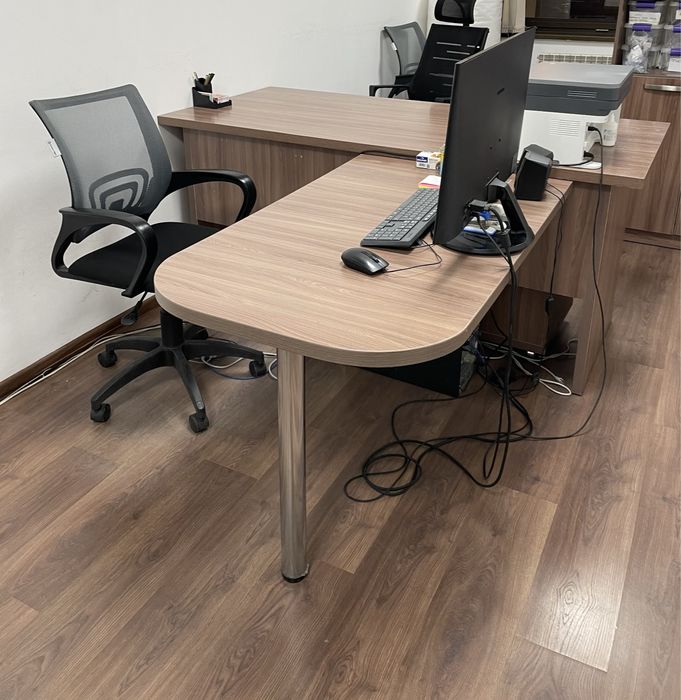 Прошам стол офисный в хоршем состоянии