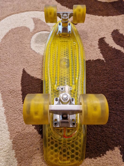 Skateboard galben cu lumini