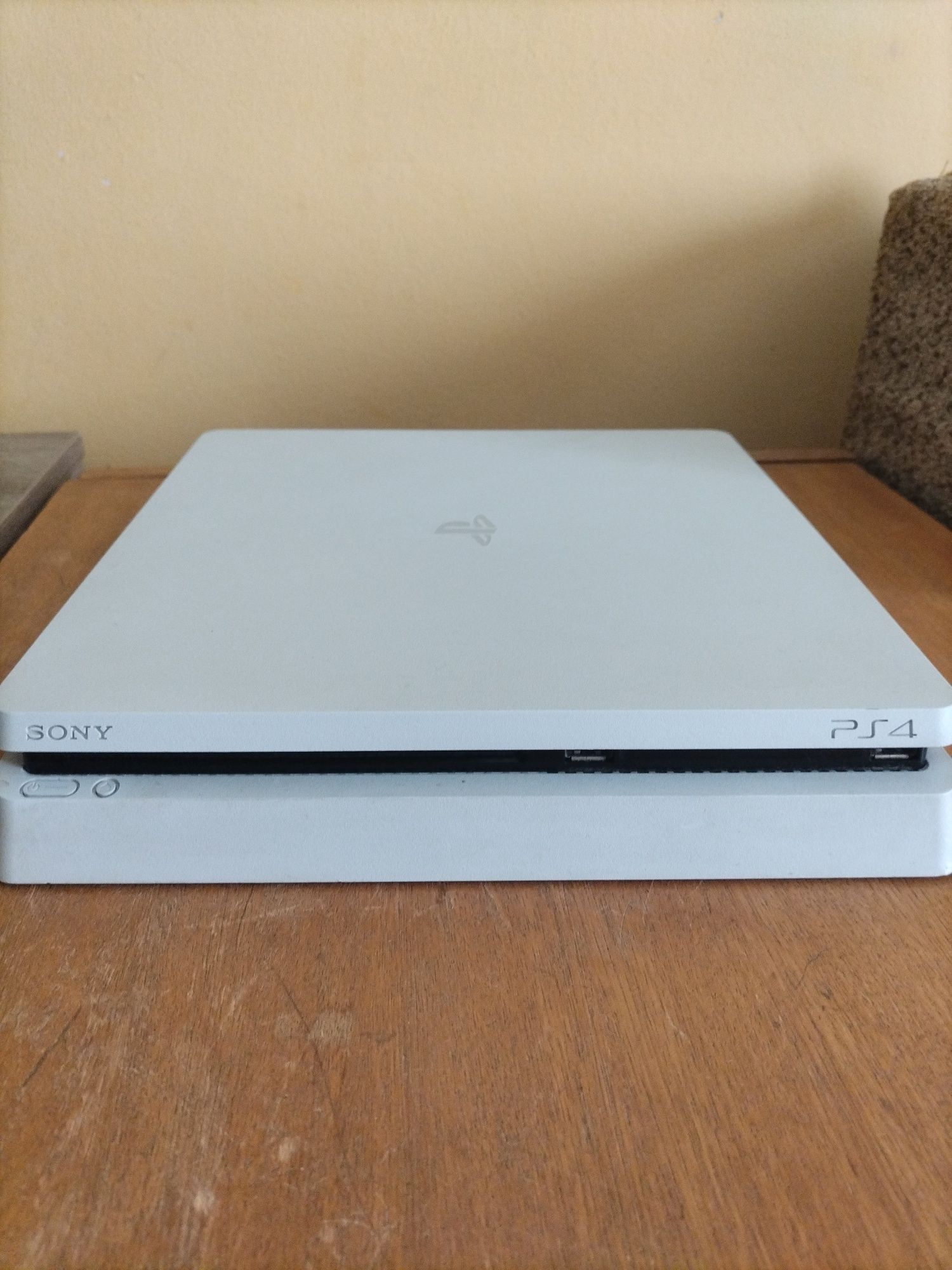 PS4 Slim 512 GB (в отлично състояние)