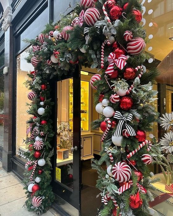 Новогоднее оформление витрин и входной группы — под ключ