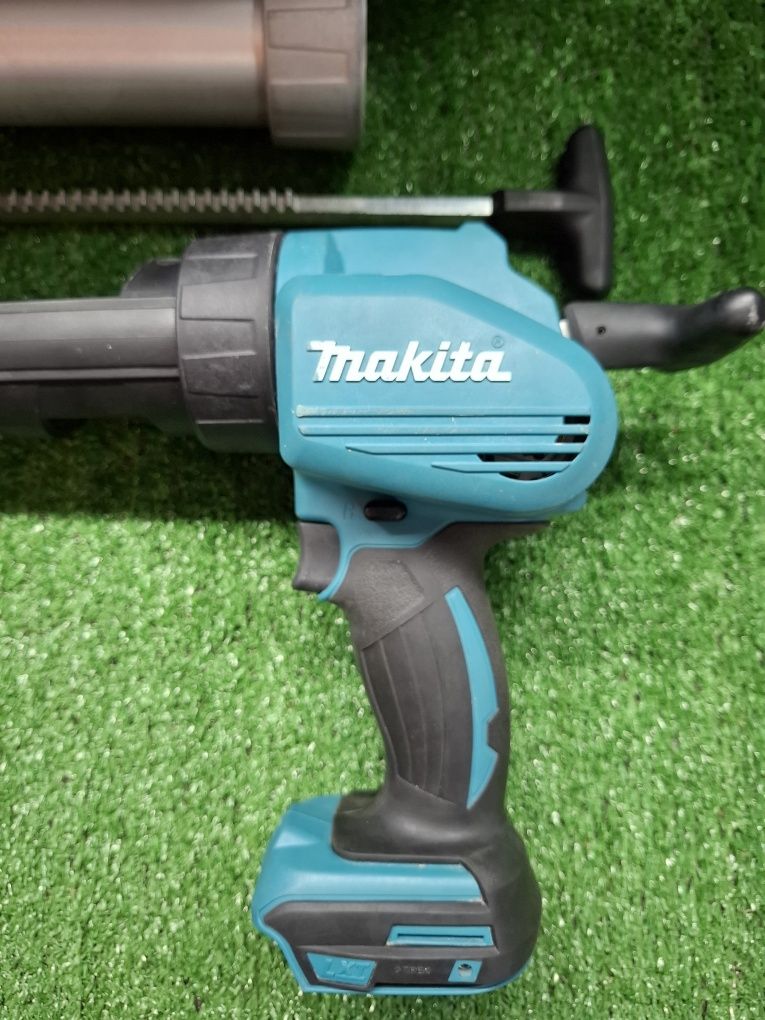 Пистолет за силикон Makita DCG180 с допълнителна преставка и с обороти