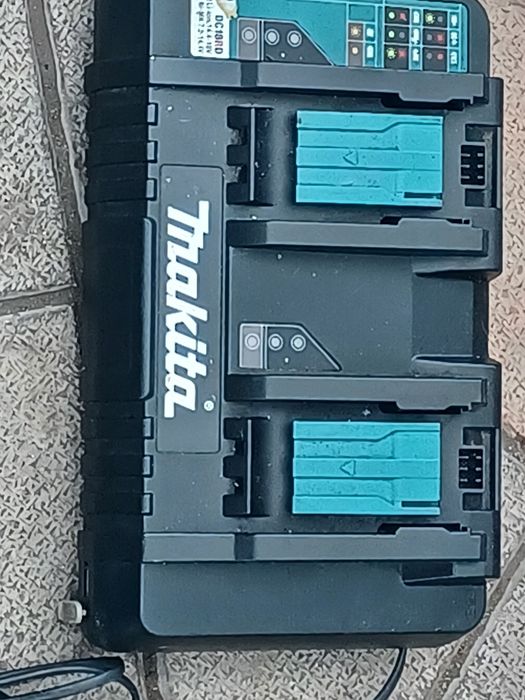 Stație de încărcare MAKITA  DC 18 RD cu blutus