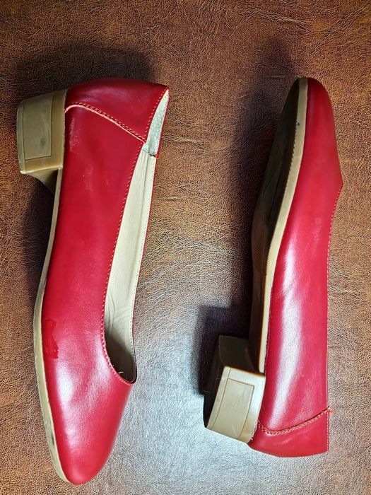 Pantofi roșii din piele, toc de 3 cm, stare foarte bună, mărimea 39-40