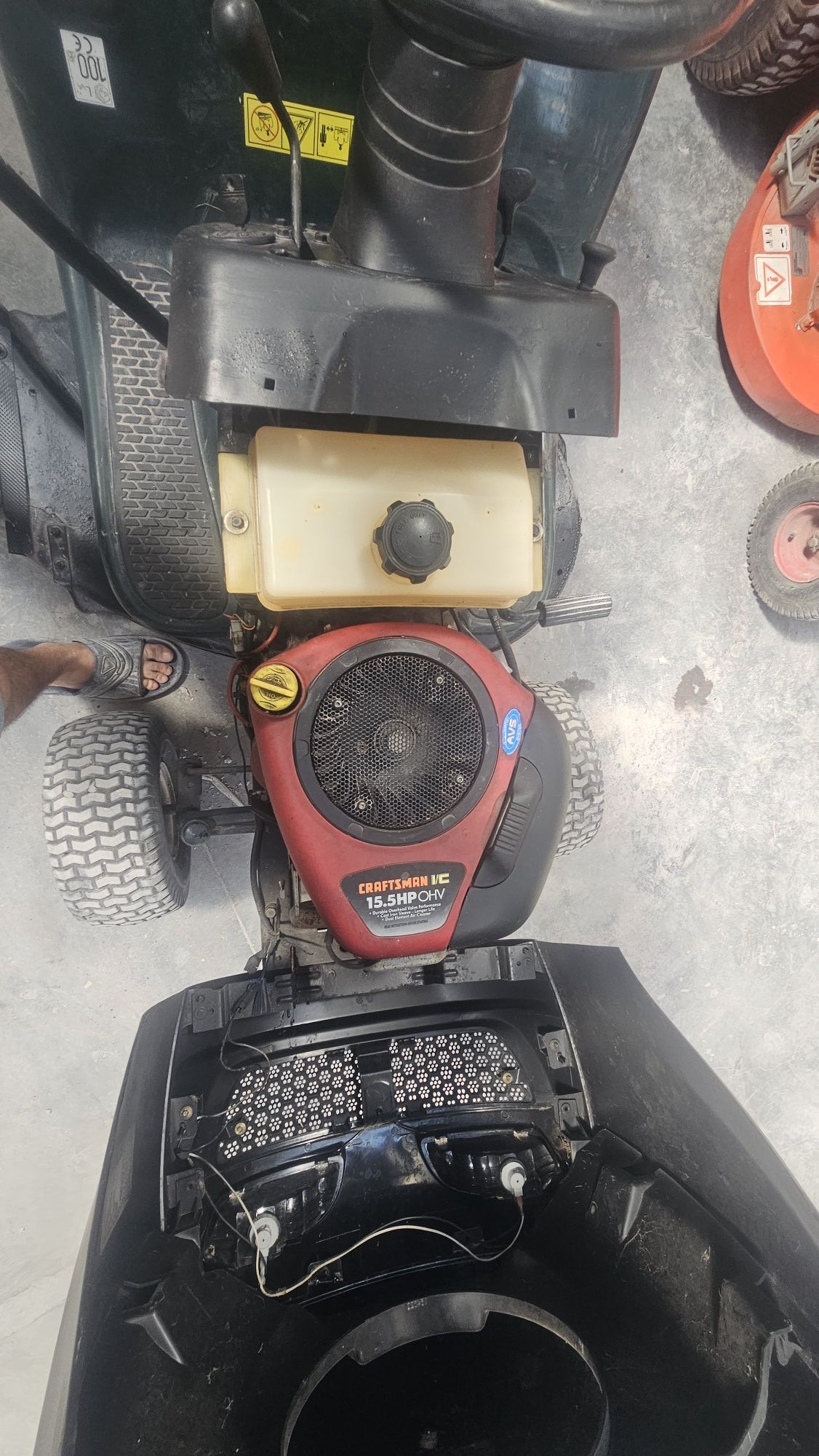 Vând tractoras de gazon