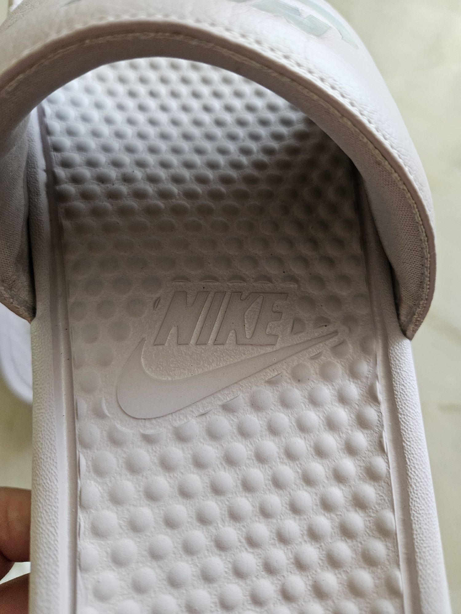 Slapi marca Nike noi