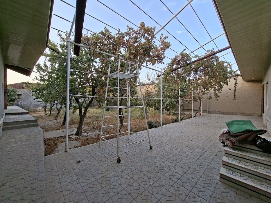 Hovli sotiladi 8 sotok