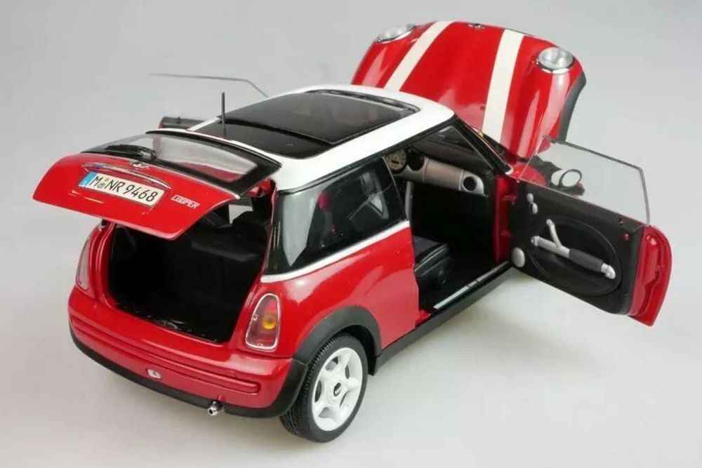 Продавам метална количка MINI Cooper R50 на Kyosho в мащаб 1:18