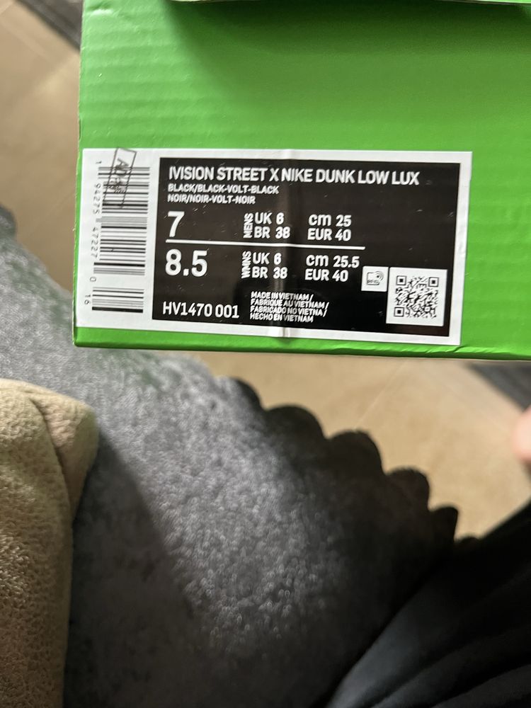 Обувки Nike.