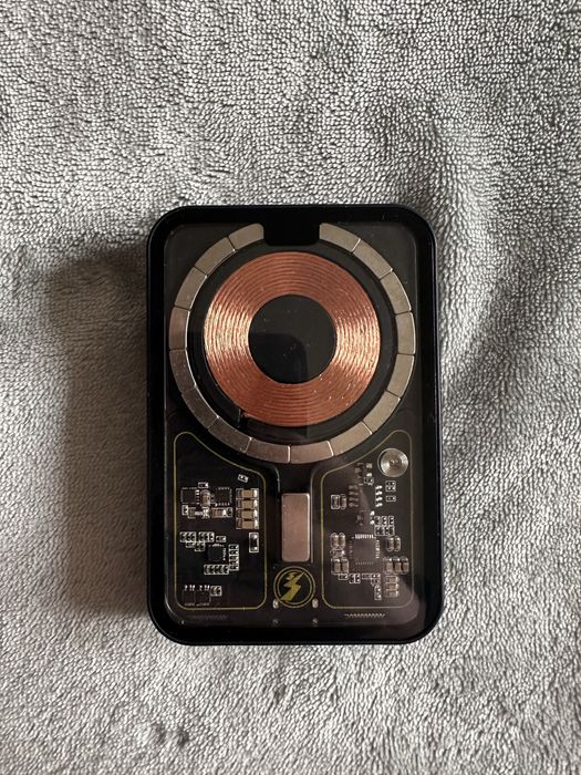 Продам электро магнитный повербанк для айфона