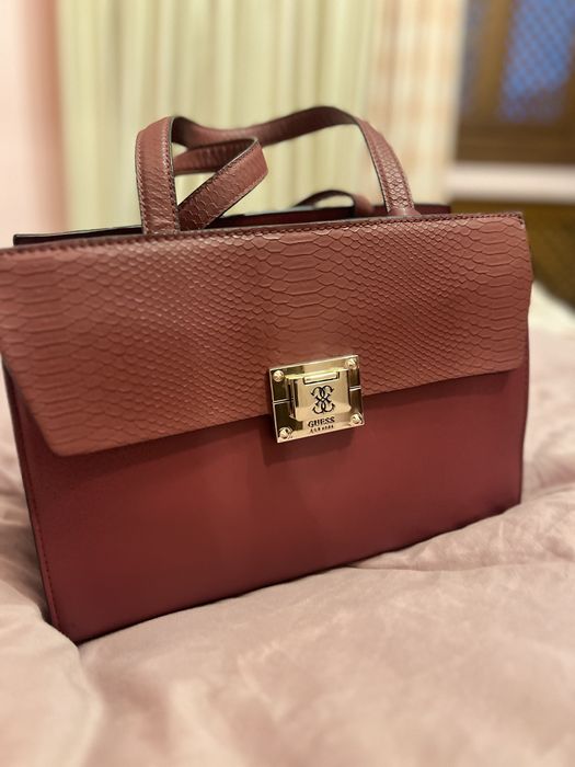 Geantă Guess bordo elegantă cu detalii aurii și textură snake