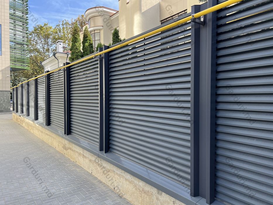 Construim la comanda dvs. garduri si porti din:
- panouri stil jaluzea