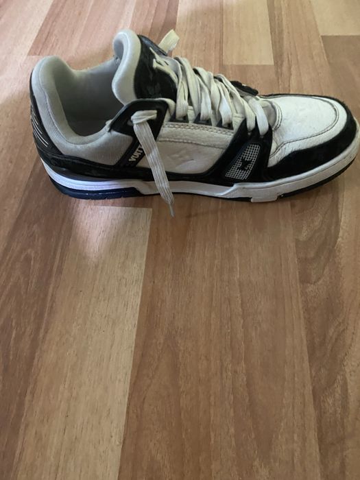 vânzarea unor adidași.